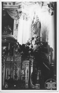 A csíksomlyói Szűz Mária kegyszobor a pünkösdi búcsúban
